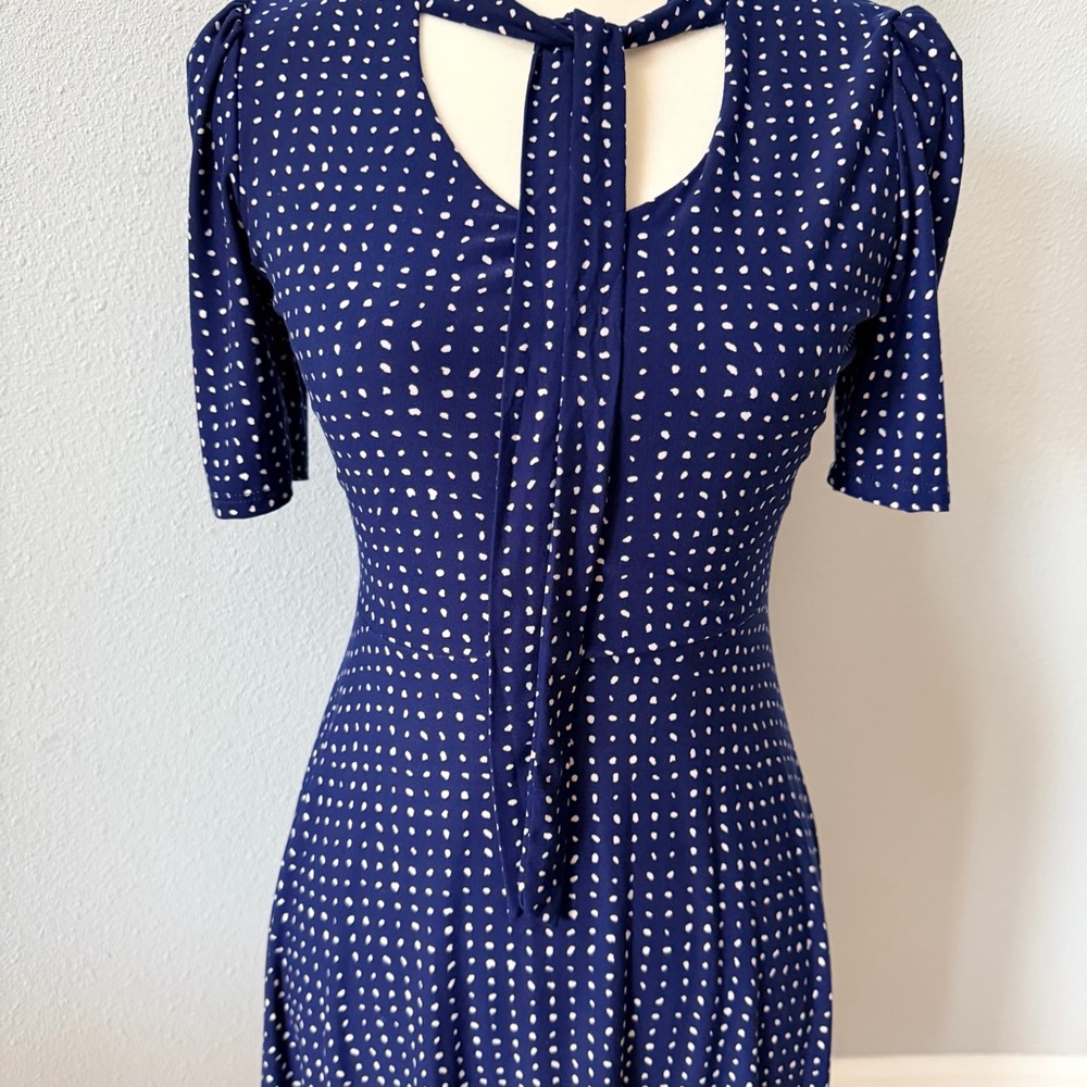 GILLI Navy and White Dot Tie-Front Midi Dress - Picture 2 of 9